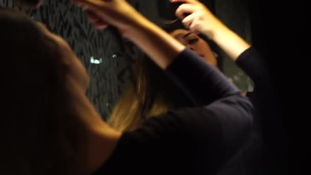 Mujer secando el cabello en el baño — Vídeo de stock