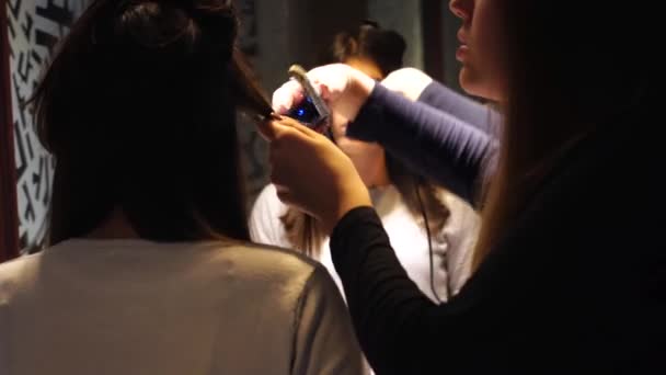 Sister Curls Pelo en el baño — Vídeo de stock