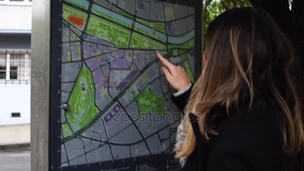 Žena studium mapa města — Stock video