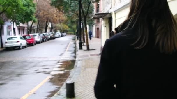 Giovane donna che cammina per le strade cilene — Video Stock