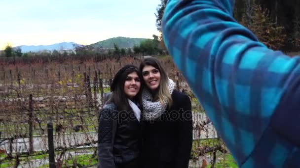 Selfie di sorelle in cantina — Video Stock