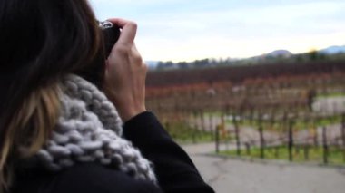 Şaraphane resmini alarak kız