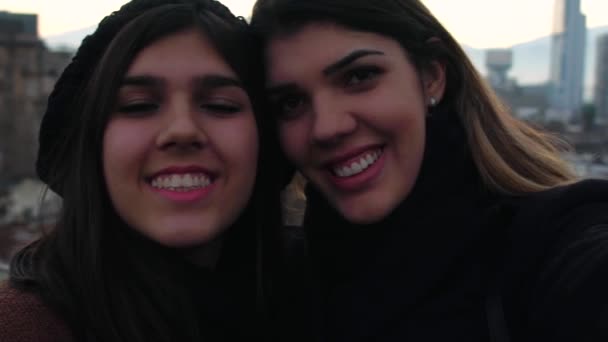 Retrato de amigos hermanas — Vídeo de stock