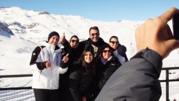 Tomando un selfie de una familia en Valle Nevado, Chile — Vídeos de Stock