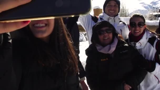 Tomando un selfie de una familia en Valle Nevado, Chile — Vídeos de Stock