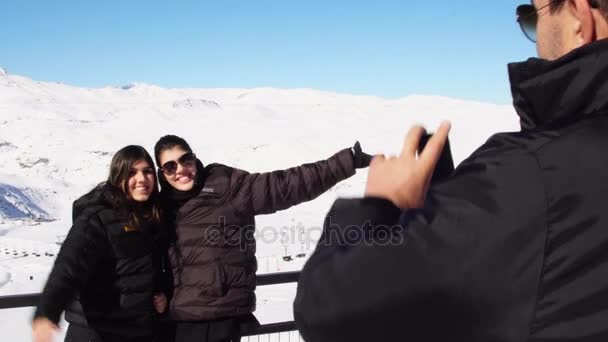 在滑雪季节妹妹自拍照 — 图库视频影像