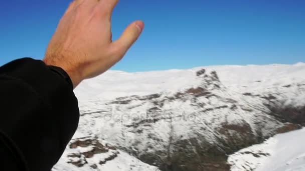 Hand att uttrycka positivitet på toppen av berget — Stockvideo