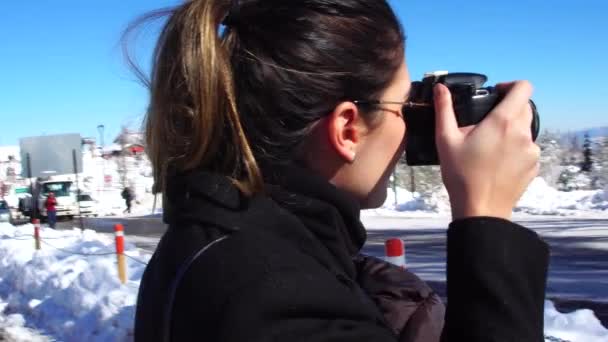 Fotografo di viaggio turistico che fotografa la stazione sciistica Farellones a Santiago del Cile — Video Stock