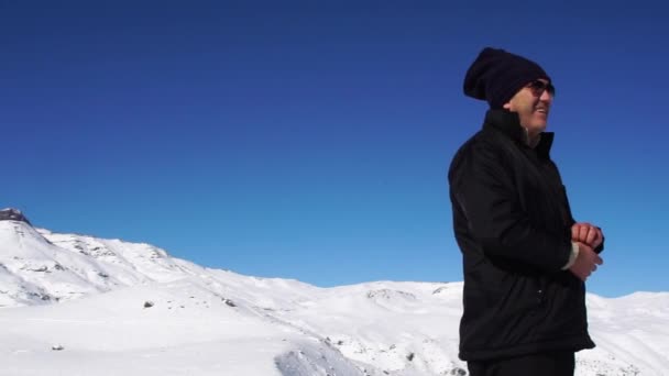 겨울 산에 최고에 도달 — 비디오