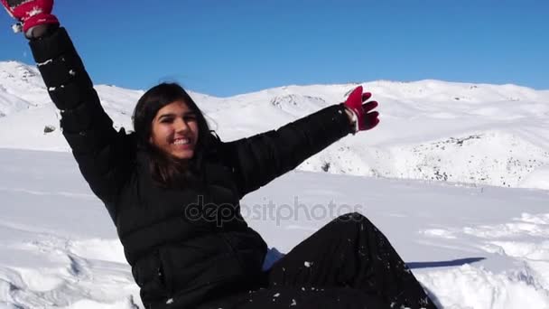 Tiener genieten van het winterseizoen — Stockvideo