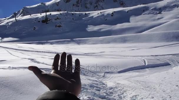 Mano expresando positividad en la cima de la montaña — Vídeo de stock