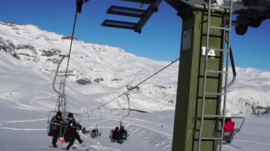Farellones, Şili - 17 Haziran, 2017: teleferik teleferik Farellones kış dağ Kayak Şili'deki merkezinde