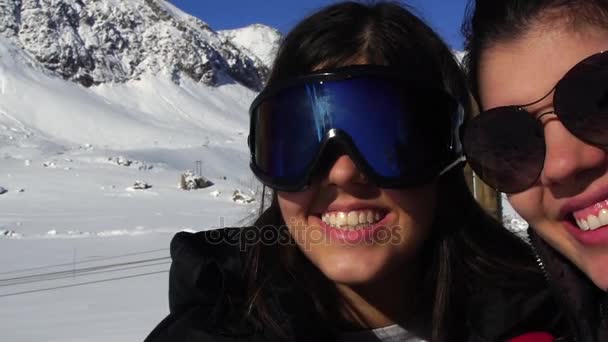 Retrato de hermanas amigas en la nieve — Vídeos de Stock