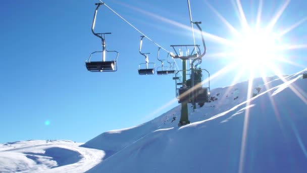 Linbaneanläggningar skidliftarna i Farellones vinter Mountain Ski Resort i Chile — Stockvideo