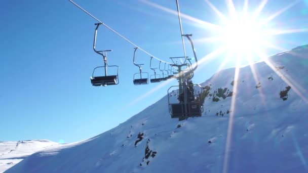 Linbaneanläggningar skidliftarna i Farellones vinter Mountain Ski Resort i Chile — Stockvideo