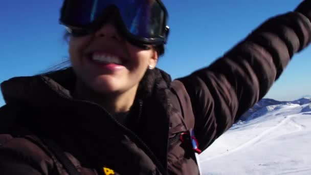 Portret van de vrouw in de winter — Stockvideo