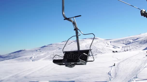 Kolejka linowa wyciągów narciarskich w ośrodku narciarskim Farellones zima góry w Chile — Wideo stockowe
