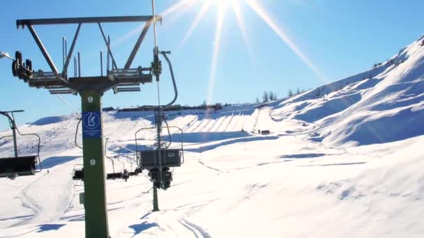 智利的 Farellones 冬天山滑雪场索道滑雪升降机 — 图库视频影像