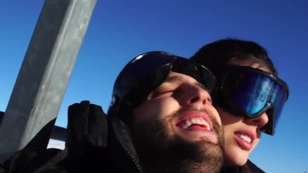 Couple s'amuser dans la neige — Video