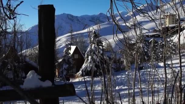 Пейзаж зимнего заката с морозными зимними деревьями в маленькой деревне — стоковое видео