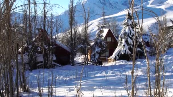 Cena da paisagem do por do sol do inverno com as árvores geladas do inverno em uma vila pequena — Vídeo de Stock