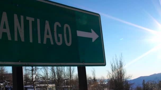 Santiago road sign in Estação de Esqui Farellones, Chile — Vídeo de Stock