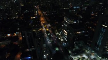 Windows ofisleri ve iş merkezi gece trafikte