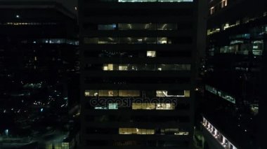 Windows ofisleri ve iş merkezi gece trafikte