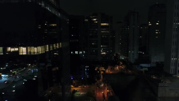 Ventanas de oficinas y Tráfico en centro de negocios por la noche — Vídeos de Stock