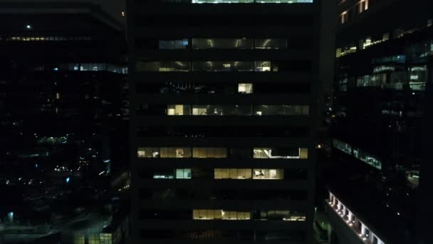 Ventanas de oficinas y Tráfico en centro de negocios por la noche — Vídeo de stock