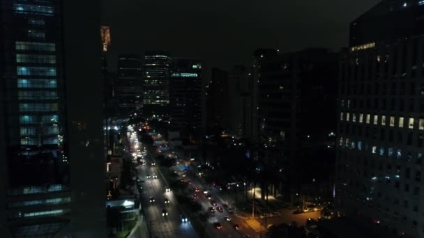 Ventanas de oficinas y Tráfico en centro de negocios por la noche — Vídeos de Stock