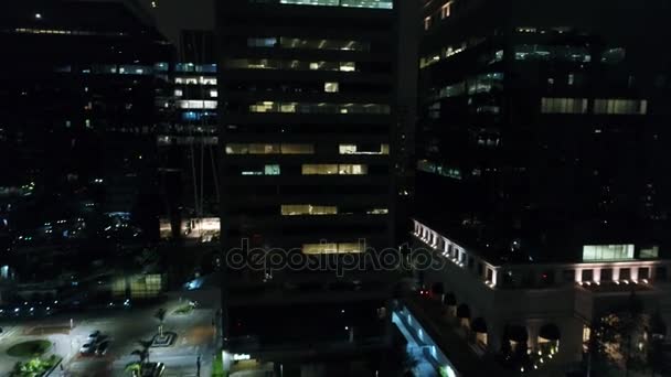 Ventanas de oficinas y Tráfico en centro de negocios por la noche — Vídeos de Stock