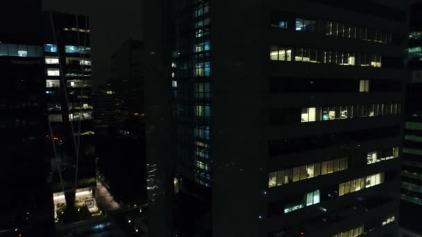 Ventanas de oficinas y Tráfico en centro de negocios por la noche — Vídeo de stock