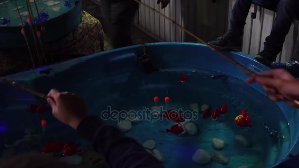 Gente en Easy Fishing - un juego tradicional en Junina Party (Festa Junina) en Brasil — Vídeo de stock