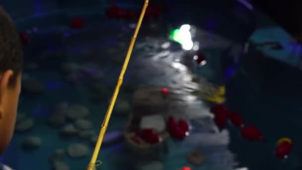 Pessoas na Easy Fishing - um jogo tradicional na festa Junina (Festa Junina) no Brasil — Vídeo de Stock