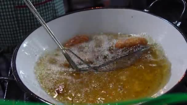 Frying the Codfish Balls (în portugheză: Bolinho de Bacalhau) - mâncare tradițională portugheză — Videoclip de stoc