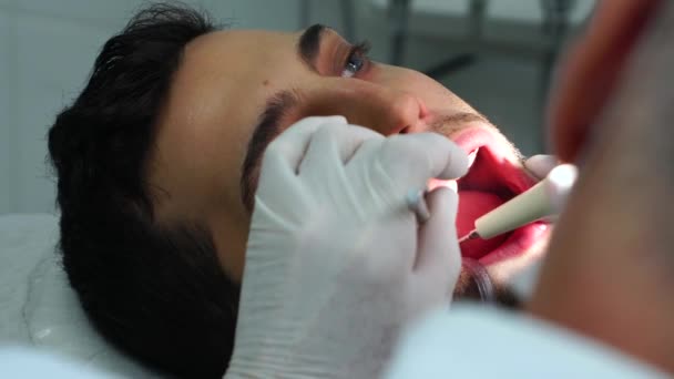 Dokter gigi menyembuhkan pasien pria. — Stok Video