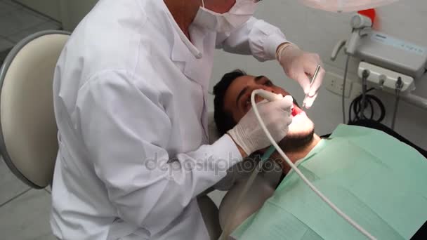 固化一位男性病人的牙医 — 图库视频影像