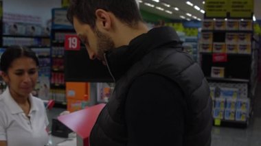 Süpermarkette bir çıkış noktasında genç müşteri