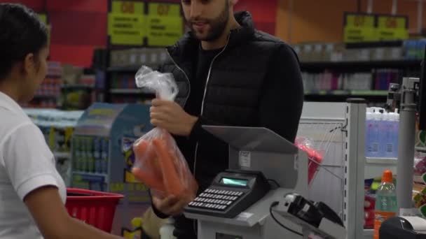 Sao Paulo, Brazylia - 27 maj 2017: młody klienta w kasie punktu w supermarkecie — Wideo stockowe