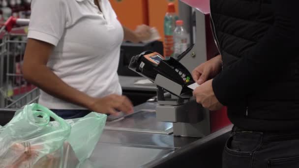 SAO PAULO, BRASIL - 27 DE MAYO DE 2017: Joven cliente en un punto de pago en el supermercado — Vídeo de stock