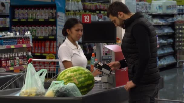 Sao Paulo, Brezilya - 27 Mayıs 2017: genç müşteri süpermarkette bir çıkış noktası olarak — Stok video