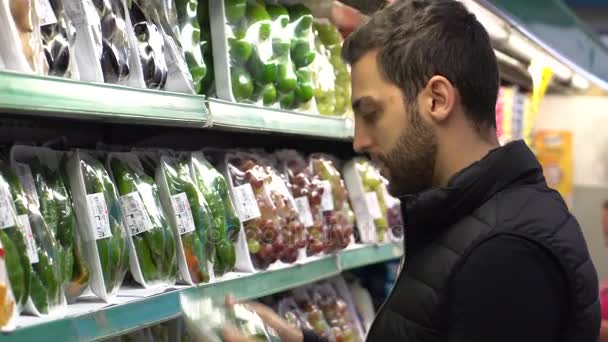 SAO PAULO, BRASIL - 27 MAYO 2017: Joven Comprando en el Supermercado — Vídeo de stock