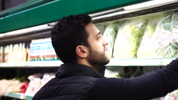 Sao Paulo, Brazílie - 27 května 2017: mladý muž nakupování v supermarketu — Stock video