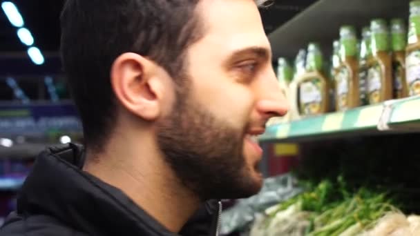 Sao Paulo, Brazilië - 27 mei 2017: jongeman winkelen bij de supermarkt — Stockvideo