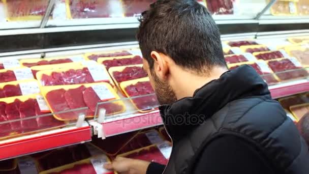 Hombre joven Compras en el supermercado — Vídeos de Stock