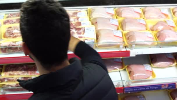 SAO PAULO, BRASIL - 27 MAYO 2017: Joven Comprando en el Supermercado — Vídeo de stock