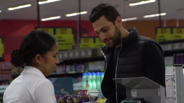 Sao Paulo, Brazilië - 27 mei 2017: jonge klant in een punt van de kassa in de supermarkt — Stockvideo