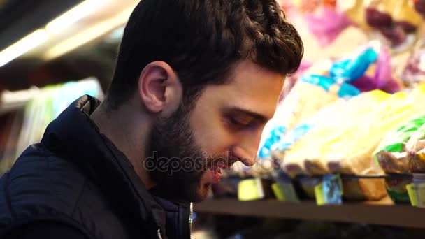 Sao Paulo, Brazilië - 27 mei 2017: jongeman winkelen bij de supermarkt — Stockvideo