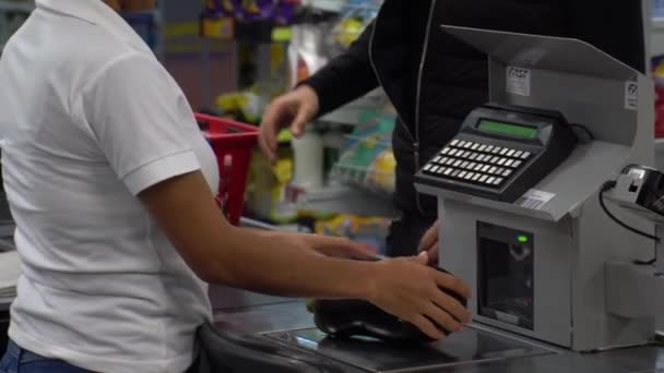 Sao Paulo, Brazilië - 27 mei 2017: jonge klant in een punt van de kassa in de supermarkt — Stockvideo